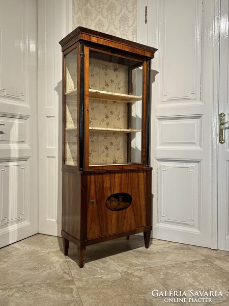 Empire-Biedermeier tusintarziás kisméretű vitrin