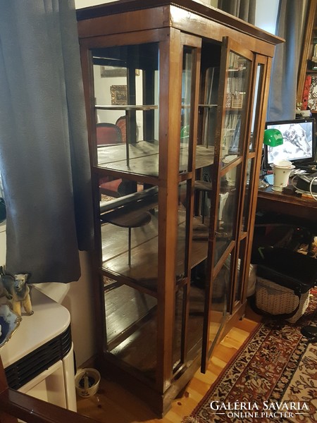 Tükrös, galériás, intarziás Bieder kis vitrin
