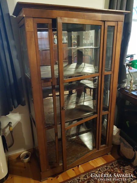 Tükrös, galériás, intarziás Bieder kis vitrin