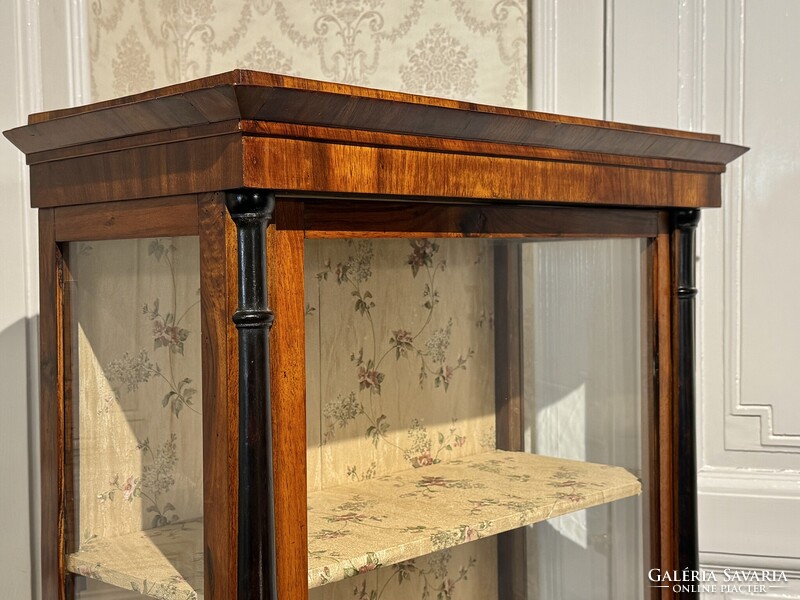 Empire-Biedermeier tusintarziás kisméretű vitrin