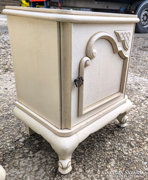 Neobarokk, provence stílusú festett éjjeli szekrény pár.