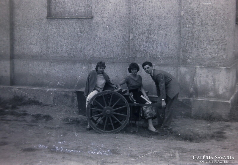 Régi fotónegativ kocka fiatalember 2 hölggyel, egyik kiskocsiban ülve 1960-as években B13/1107-108