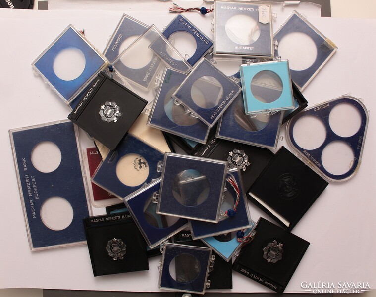 Üres éremtartó tokok magyar:FAO, ÁPV, MNB lengyel, jugo 34 db  vegyes méretek -benne festősortok (4)