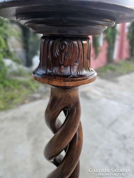 Faragott barokk posztamens