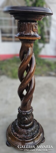 Faragott barokk posztamens