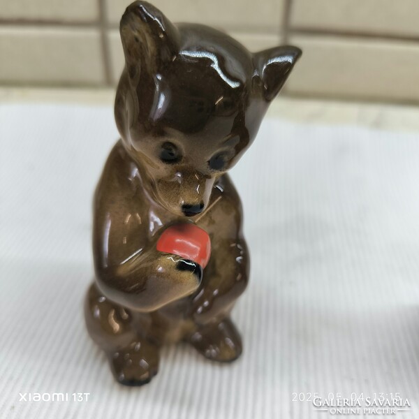 Mini porcelán figura medvebocs, málnát evő maci eladó!
