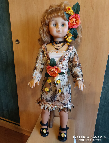 Játék vagy dísz baba eladó, 83 cm.