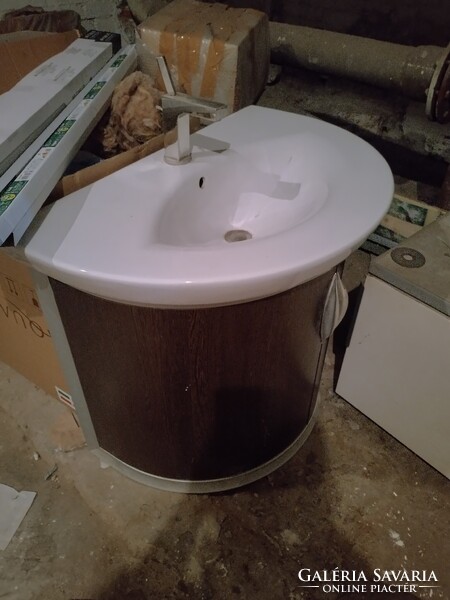 Félköríves, fehér porcelán fürdőszobai mosdó, csapteleppel, bútorral