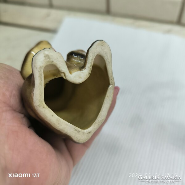 Mini porcelán figura medvebocs, málnát evő maci eladó!