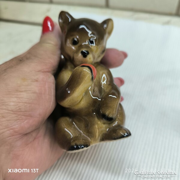 Mini porcelán figura medvebocs, málnát evő maci eladó!