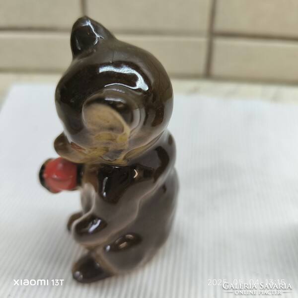 Mini porcelán figura medvebocs, málnát evő maci eladó!