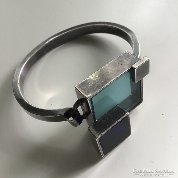 Régi 1970-ben készült modern geometrikus ezüstözött karperec színes plexi üveggel