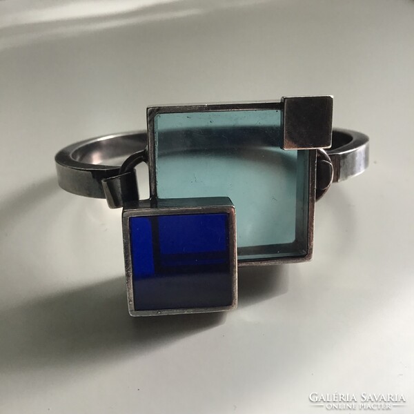 Régi 1970-ben készült modern geometrikus ezüstözött karperec színes plexi üveggel