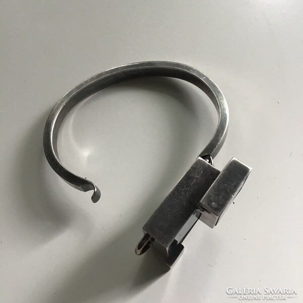 Régi 1970-ben készült modern geometrikus ezüstözött karperec színes plexi üveggel