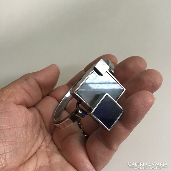 Régi 1970-ben készült modern geometrikus ezüstözött karperec színes plexi üveggel