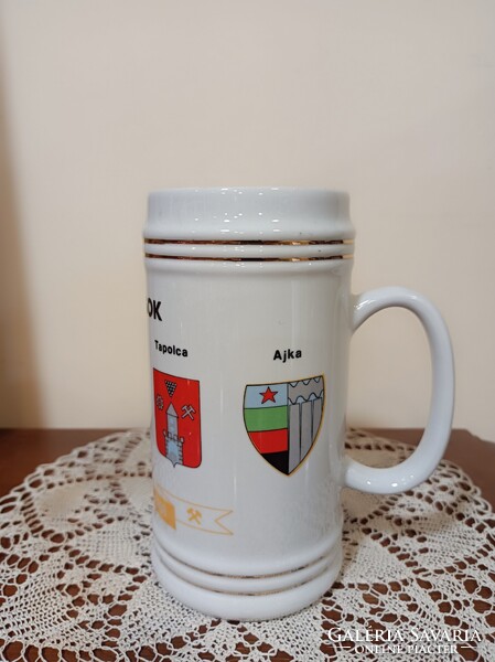 OMBKE Oroszlány  Tapolca Ajka Pècs Kazincbarcika Hollóházi bányász korsó, porcelán sörös korsó