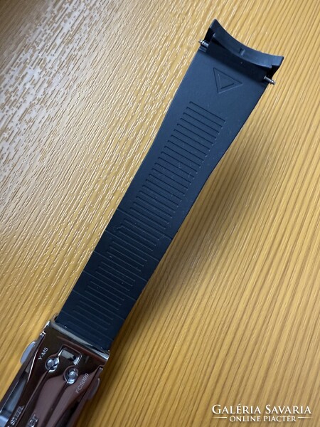 TAG Heuer Aquaracer FC5099 csat és fekete színű vágatlan kaucsuk szíj