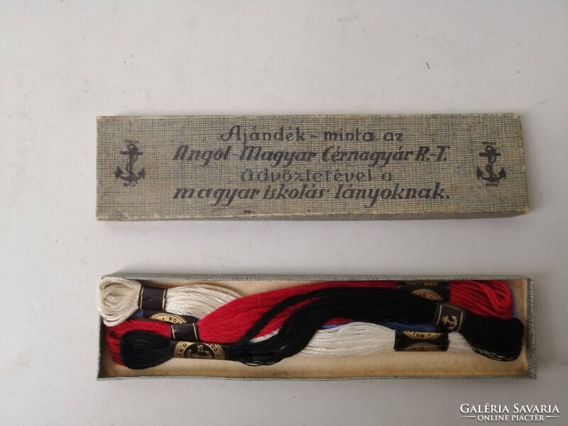 AJÁNDÉK MINTA AZ ANGOL-MAGYAR CÉRNAGYÁR RT. ÜDVÖZLETÉVEL A MAGYAR ISKOLÁS LÁNYOKNAK
