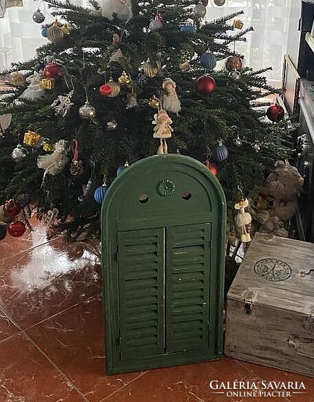 ZÖLD színű , antikolt zöld TÜKÖR zsalugáteres kinyitható ajtókkal.