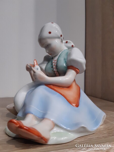 Zsolnay porcelán libatömő lány.