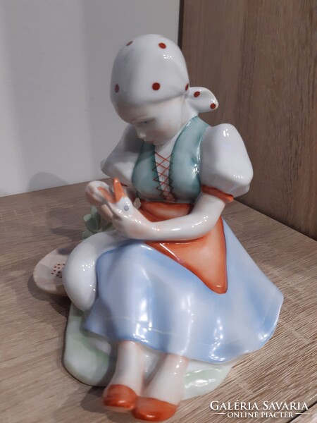 Zsolnay porcelán libatömő lány.