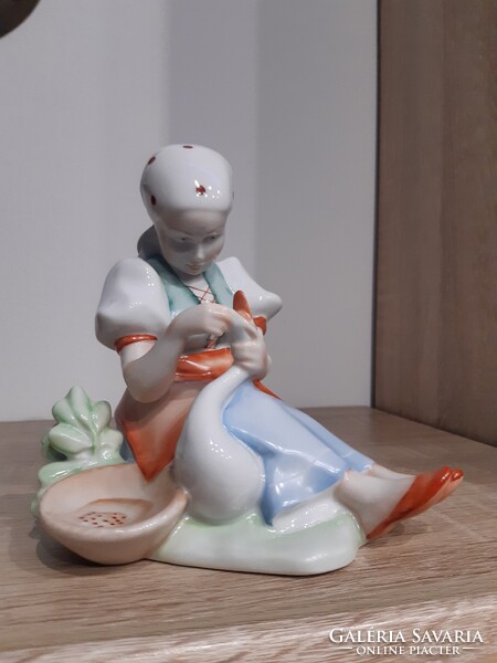Zsolnay porcelán libatömő lány.