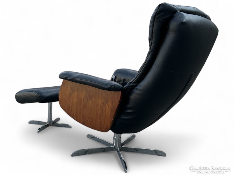 Retro relax fotel lábtartóval - teak oldallap, fekete műbőr kárpit - vintage, design lounge fotel