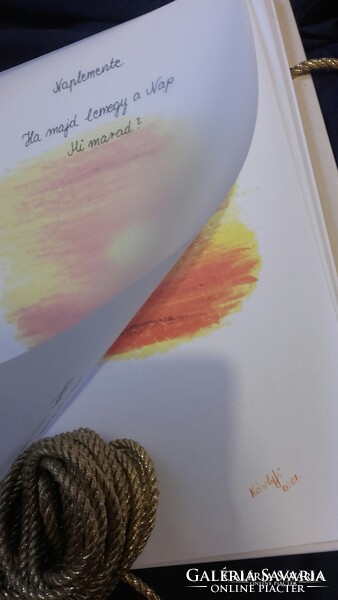 Úton. Kézzel írt versek és színes krétarajzok egymásra vetítve, ahol a szó és a kép együtt lélegzik.