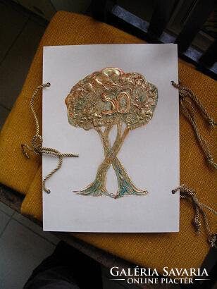 Úton. Kézzel írt versek és színes krétarajzok egymásra vetítve, ahol a szó és a kép együtt lélegzik.