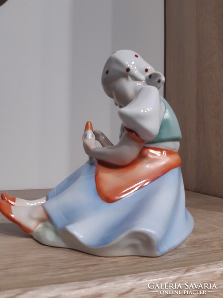 Zsolnay porcelán libatömő lány.