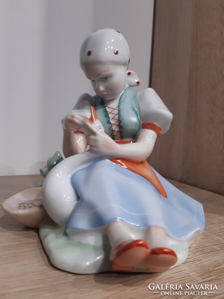 Zsolnay porcelán libatömő lány.