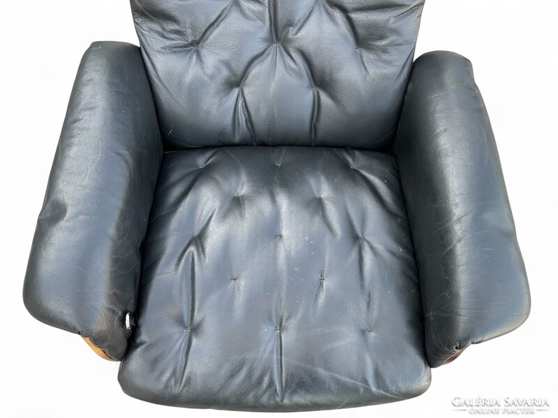 Retro relax fotel lábtartóval - teak oldallap, fekete műbőr kárpit - vintage, design lounge fotel