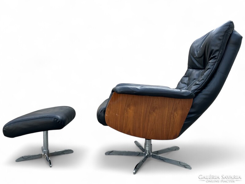 Retro relax fotel lábtartóval - teak oldallap, fekete műbőr kárpit - vintage, design lounge fotel