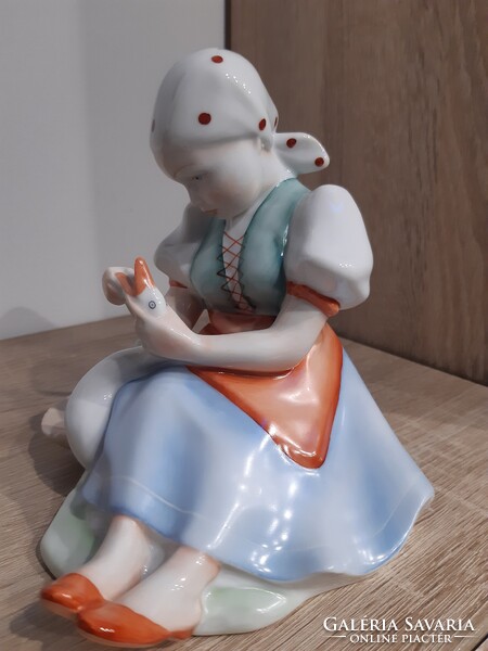 Zsolnay porcelán libatömő lány.