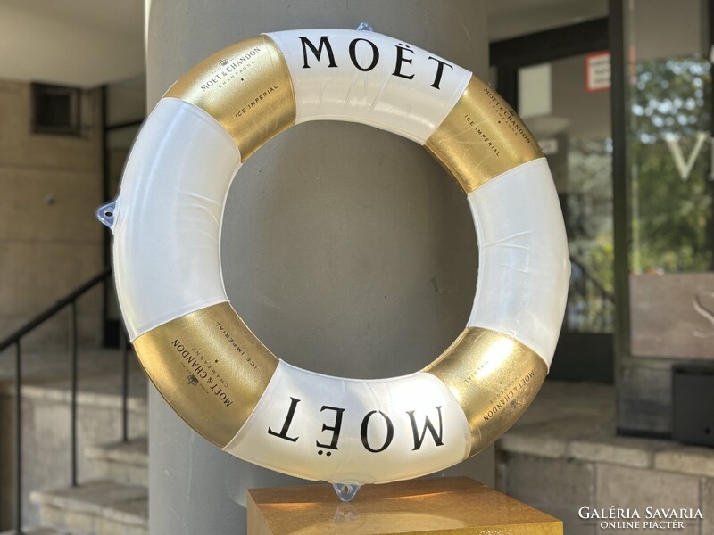 Moët & Chandon Champagne felfújható medenceúszó (úszógumi), amely az ICE IMPÉRIAL sorozat része