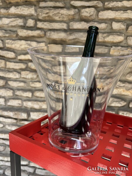 Moët & Chandon Party Készlet - 2 magnum jégveder és egy reklámtábla