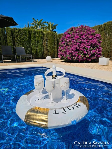 Moët & Chandon Champagne felfújható medenceúszó (úszógumi), amely az ICE IMPÉRIAL sorozat része