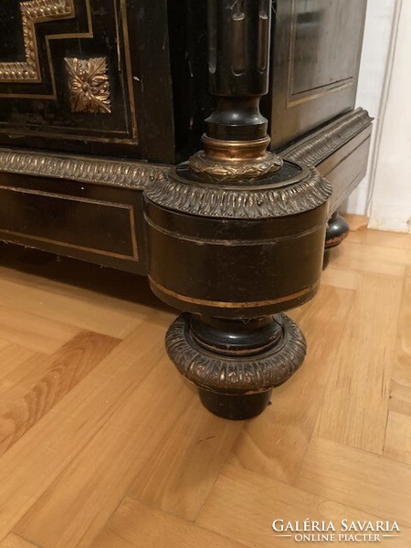 Gyöngyház-réz berakásos, Boulle stílusú, bécsi kisszekrény, márvány fedlappal