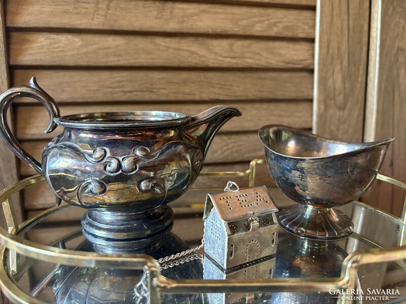 Ezüstözött gyűjtemény plusz egy tea áztató kancsó és cukor tartó plusz fém tükrös tálca