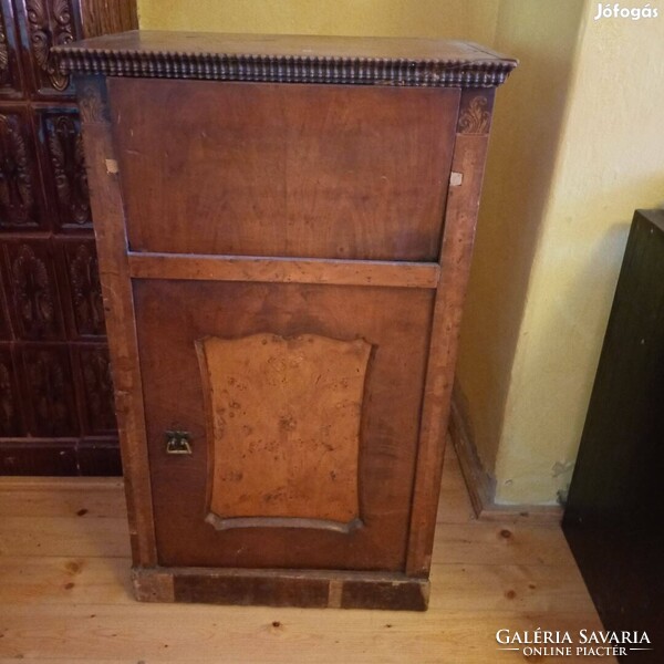 Biedermeier szekrényke