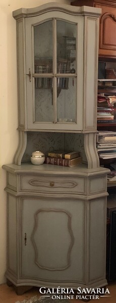 Sarok, vitrines tálaló, vintage,smooth gray alap, élek, díszítő elemek bronz kiemeléssel .
