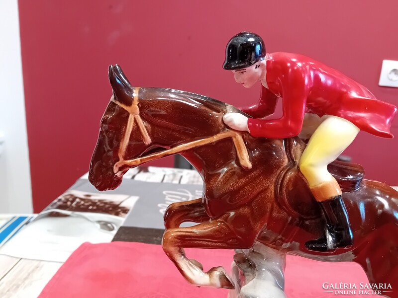 Hertwig & Co Katzhütte porcelán versenylovas