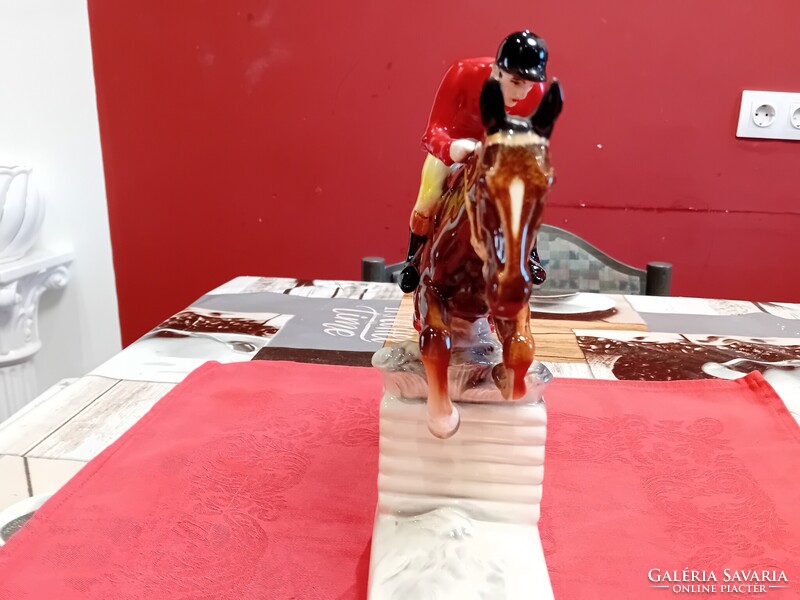 Hertwig & Co Katzhütte porcelán versenylovas