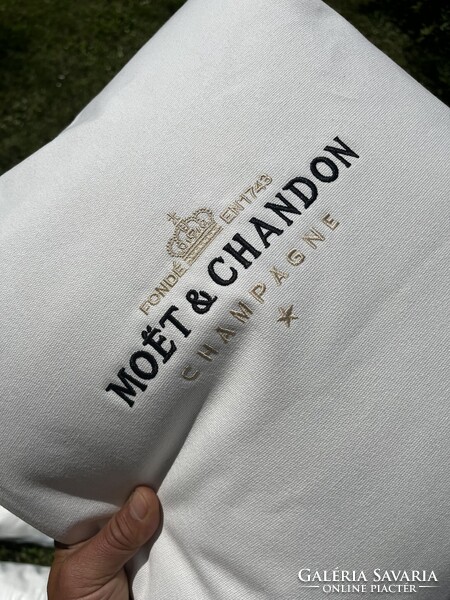 1 db Moët & Chandon mindkét oldalán hímzett kültéri díszpárna béléssel együtt