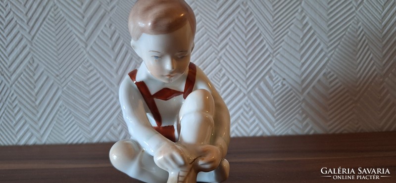Aquincum porcelán kisfiú figura