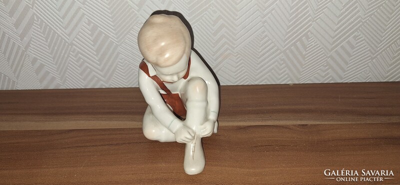 Aquincum porcelán kisfiú figura