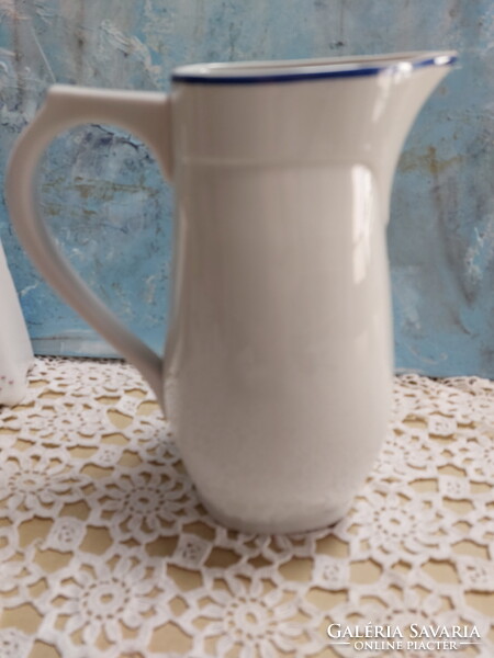 Menzás fehér porcelán kancsó, kék szegéllyel, jelzés nélkül