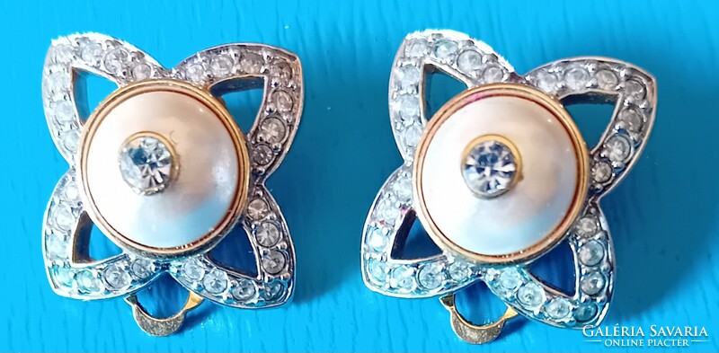 Aranyozott fülklipsz, Swarovski márkajelzéssel.