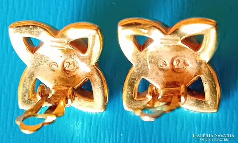 Aranyozott fülklipsz, Swarovski márkajelzéssel.