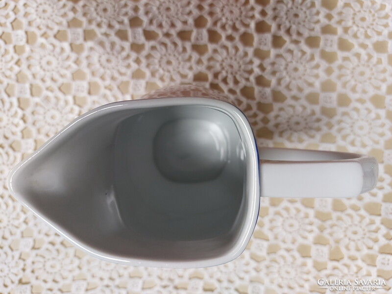 Menzás fehér porcelán kancsó, kék szegéllyel, jelzés nélkül